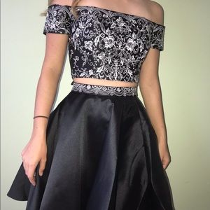A size 4 Alyce Paris homecoming dress!